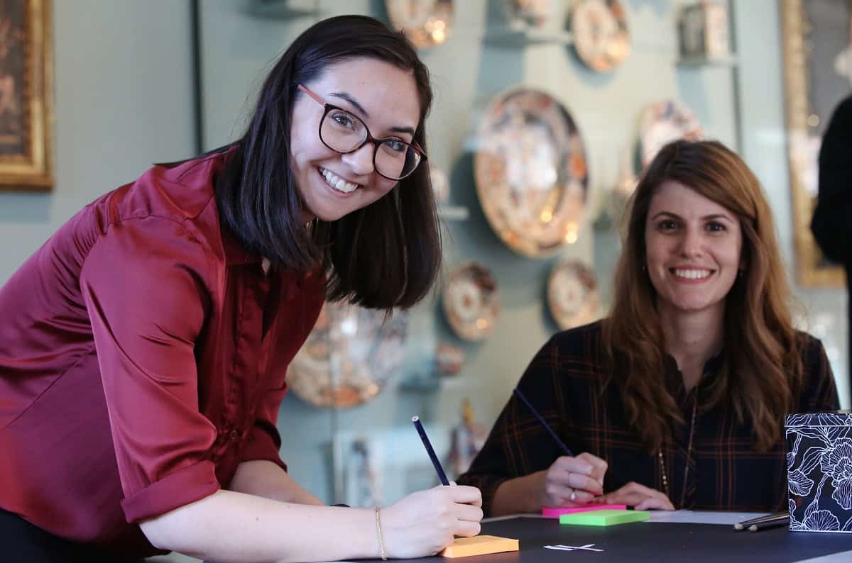 2 women smilling at the camera.